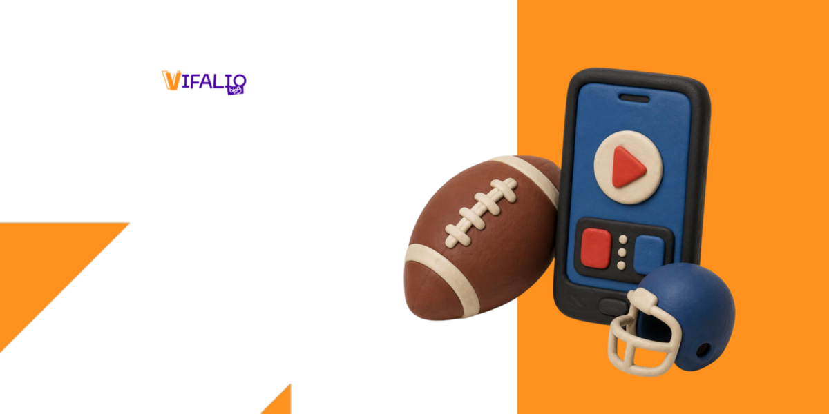 Bola de futebol americano, celular e capacete, sobre fundo laranja do Vifalio