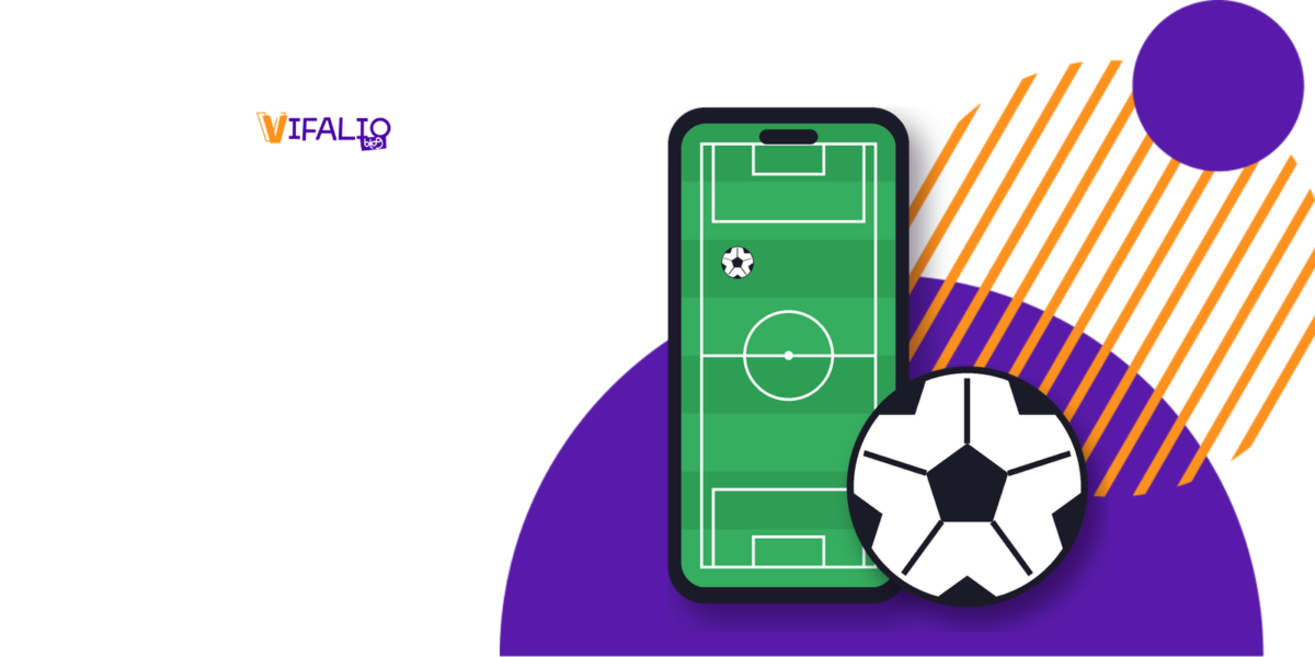 Celular com um campo de futebol na tela e uma bola ao lado