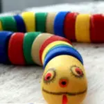 Esqueça os Eletrônicos: Por que brinquedos de papelão estão criando crianças mais inteligentes e fel