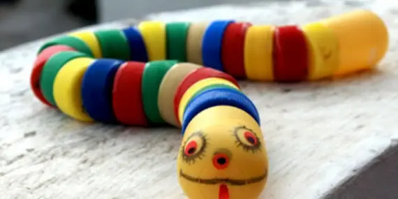 Esqueça os Eletrônicos: Por que brinquedos de papelão estão criando crianças mais inteligentes e fel